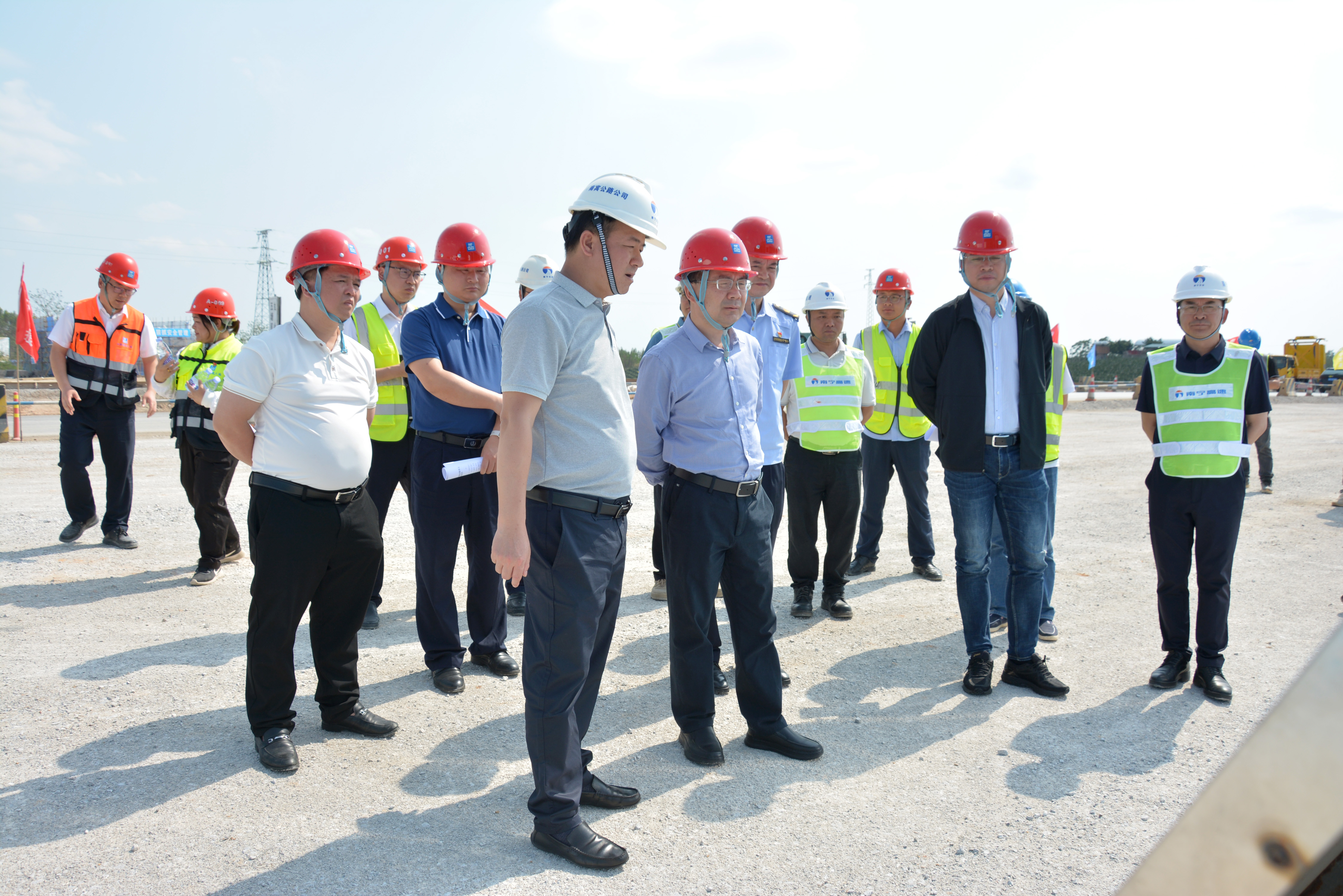 交通運(yùn)輸部到南賓公路二期工程開展專項(xiàng)檢查